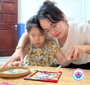 Giáo viên Hồng Diện dạy trẻ chậm nói tự kỷ tại giasutrechamnoi.com