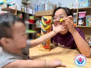 Dạy trẻ chậm nói tự kỷ qua đồ chơi của trẻ yêu thích 
