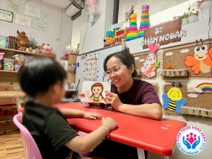 Cô Hồng Diện, giáo viên dạy trẻ chậm nói tự kỷ tại giasutrechamnoi.com